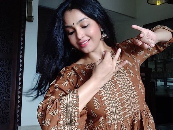 Nach baliye season 10 mein dance karte najar aa sakti hai apni real pati ke sath anguri bhabhi