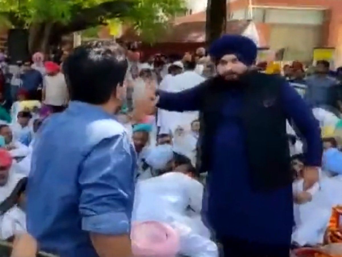 सड़क पर आई कांग्रेस की लड़ाई, पार्टी कार्यकर्ता ने नवजोत सिंह सिद्धू से कहा- ड्रामा बंद करो, तुम धोखेबाज हो, VIDEO