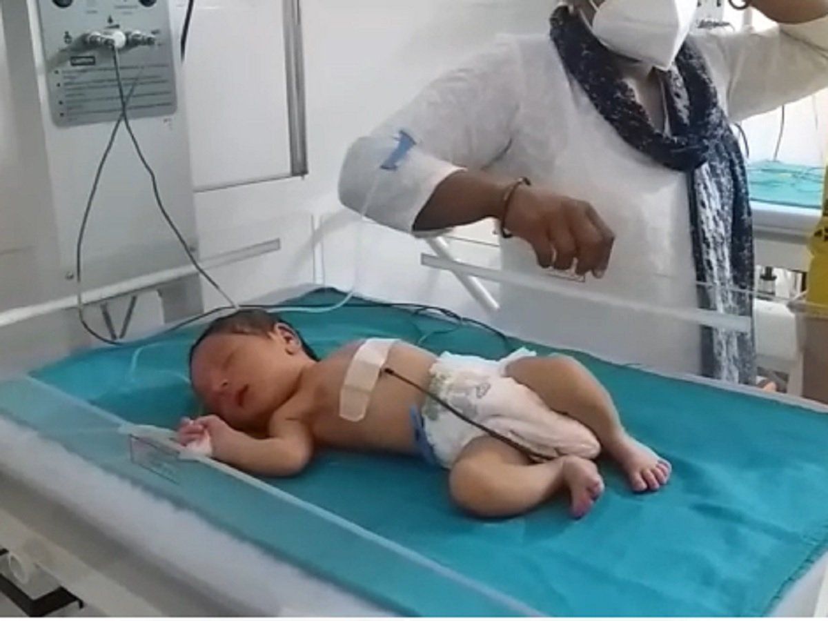 Newborn girl lying unclaimed a woman saved her life in sikar लावारिस ...