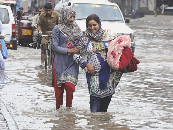 Pakistan : 58 dead due to heavy rain army steps in Sindh 