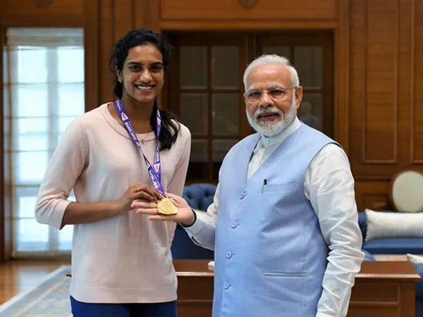 pm narendra modi with pv sindhu
