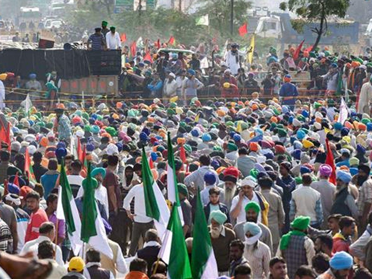 सिंघु बॉर्डर रेड लाइट पर धरना देने वाले किसानों के खिलाफ FIR, सोशल डिस्टेंसिंग का पालन न करने पर हुई कार्रवाई