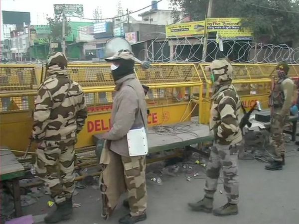 सिंघु बॉर्डर पर किसानों का प्रदर्शन : दिल्‍ली पुलिस ने यहां लगाए म्‍यूजिक सिस्‍टम, बजते हैं देशभक्ति गाने