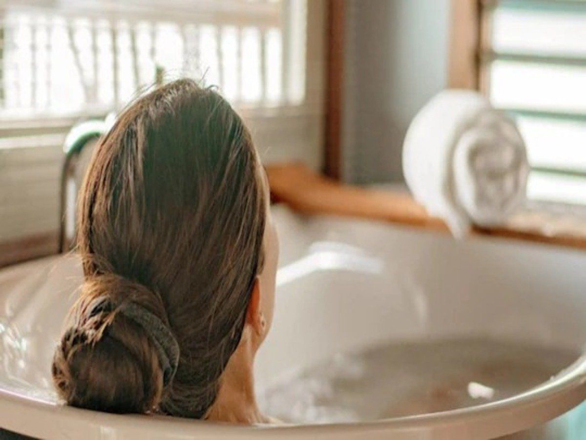 Skin Care: इन नेचुरल चीजों को पानी में मिलाकर नहाने से मिलेगी बेबी सॉफ्ट स्किन, होंगे कई और फायदे