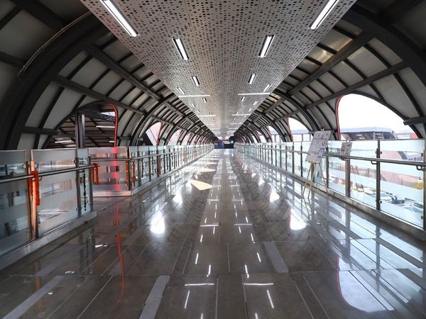 skywalk connecting Delhi Metro with New Delhi Railway Station