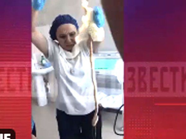Snake enters the mouth of a woman sleeping at home in Russia, watch operation video