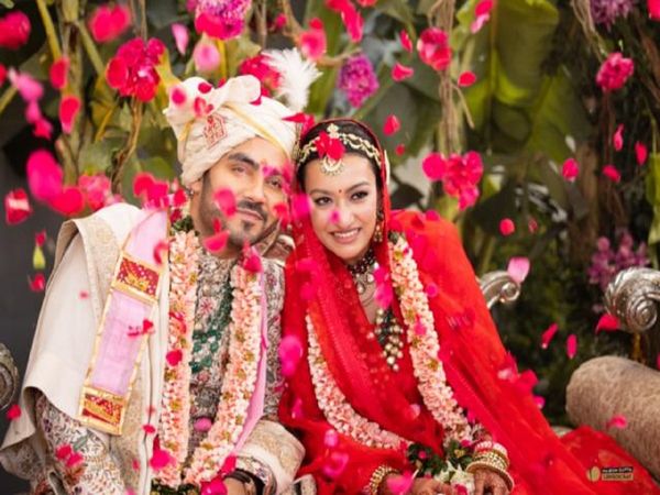 शादी की वो विदाई खास थी, सुर्ख लाल जोड़े में स्टीयरिंग संभाली और साजन संग चली ससुराल