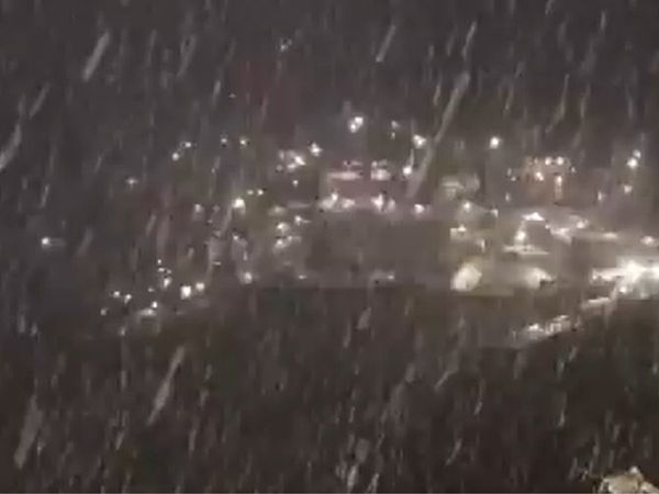 वैष्णो देवी में सीजन की पहली बर्फबारी, श्रद्धालुओं में उत्‍साह, सामने आया वीडियो