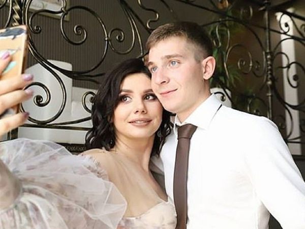 रूसी सोशल मीडिया स्‍टार ने 20 साल के सौतेले बेटे से रचाई शादी, पति को दिया तलाक