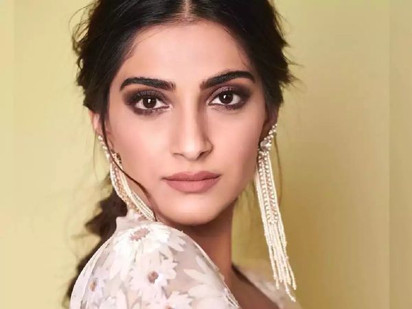sonam kapoor age, sonam kapoor instagram, sonam kapoor Ahuja, sonam kapoor and Anand Ahuja, sonam kapoor concealer, sonam kapoor makeup tips, sonam kapoor daily makeup tips, Fashion and Beauty, सोनम कपूर फाउंडेशन टिप, सोनम कपूर का रोजाना का मेकअप, सोनम कप