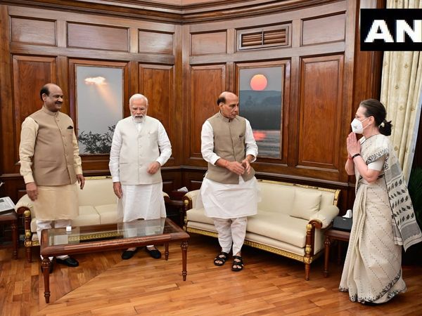 PM Modi meets Sonia Gandhi and other opposition leaders at the end of the budget session