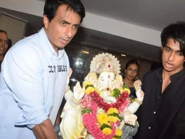 Ganesh Visarjan Video: Sonu Sood bids farewell to Ganpati Bappa with his family - 