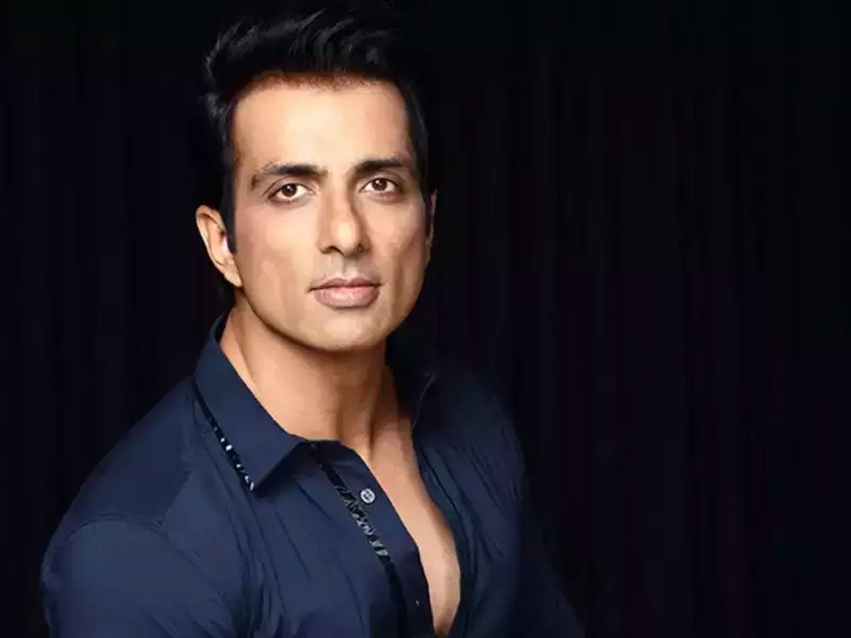 सॉफ्टवेयर इंजीनियर लड़की सब्जी बेचने को हुई मजबूर, वीडियो सामने आने पर सोनू सूद ने दिलवाई नौकरी