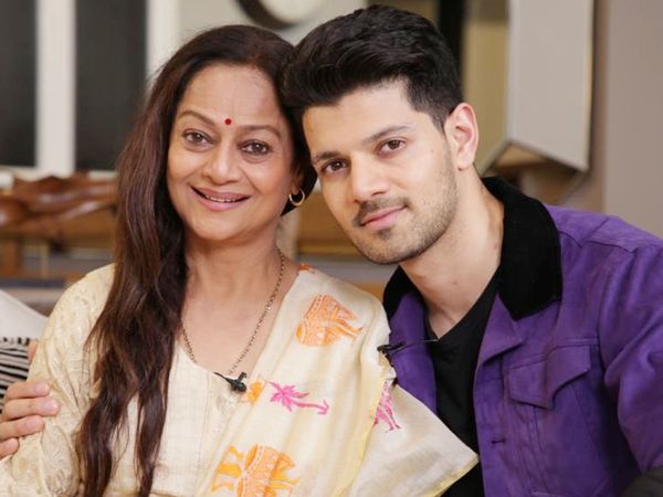 Sooraj Pancholi mother Zarina Wahab on oxygen due to COVID-19 