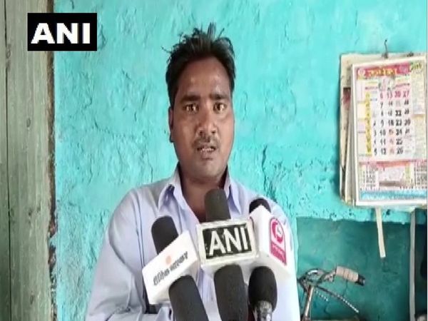 यूपी चुनाव में बाजी लगा बाइक हारा सपा समर्थक, बीजेपी समर्थक को सौंपनी पड़ी चाबी