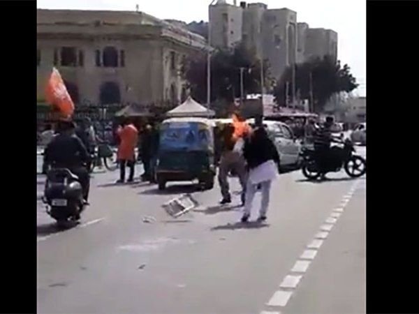 सपा कार्यकर्ता ने लखनऊ में बीजेपी दफ्तर के बाहर आत्मदाह की कोशिश की, योगी सरकार बनने से था दुखी