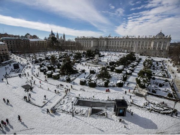 दुनिया के इस देश में माइनस 25 डिग्री तक पहुंचा तापमान, हर तरफ बिछ गई बर्फ की सफेद 'चादर', देखें तस्‍वीरें