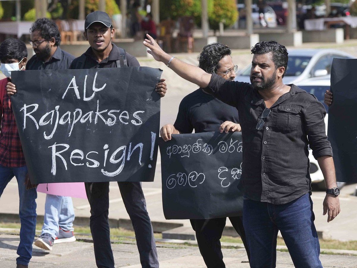 Sri Lanka crisis: विपक्षी दलों ने मांगा राष्ट्रपति का इस्तीफा, सरकार में शामिल होने का प्रस्ताव अस्वीकार किया