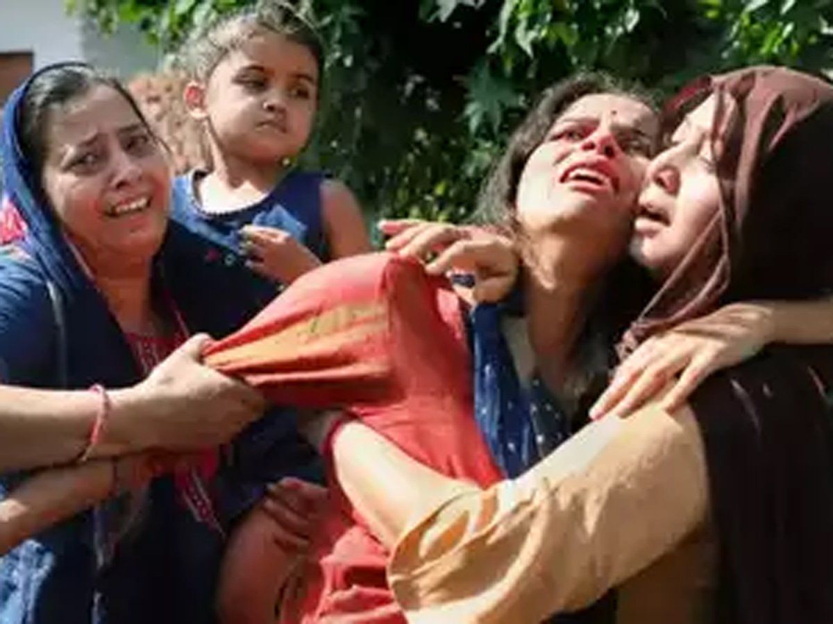 Srinagar Killings : 'पहले चेक किया ID कार्ड फिर आतंकियों ने प्रिंसिपल, शिक्षक को गोली मारी'