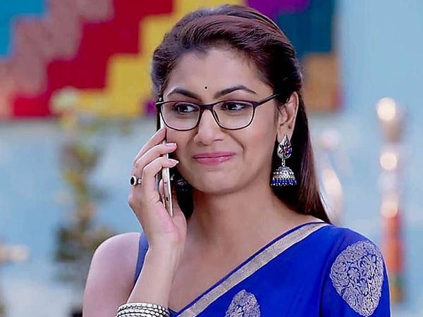 TV Star Sriti Jha reading novels during COVID-19 lockdown Kumkum bhagya pragya Suggest To fans