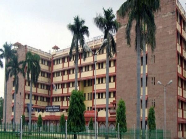 Varanasi News: सर सुंदर लाल अस्पताल में बवाल, जूनियर डॉक्टरों ने हड़ताल पर जाने की धमकी दी