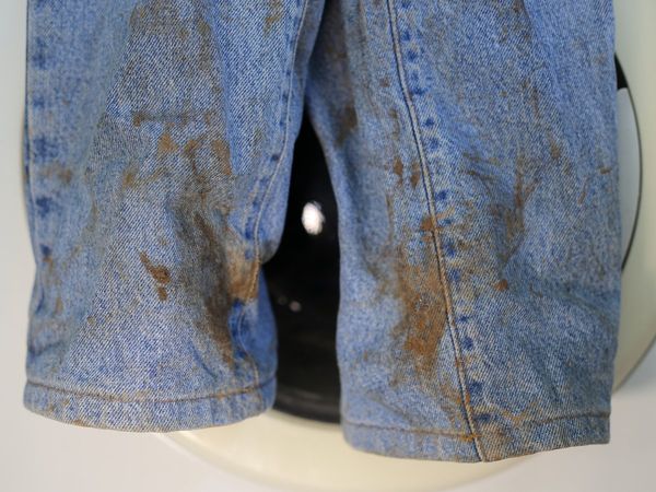 how to remove dirt mud stains from clothes, how to remove mud marks from clothes, How to Remove mud Stains From Clothes, कपड़ों से कीचड़ के दाग कैसे हटाएं, सफेद कपड़े से कीचड़ के दाग हटाने के उपाय