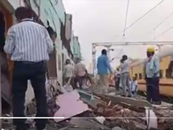 Railway station collapses in PM as Pushpak train passes at 110 kmph 
