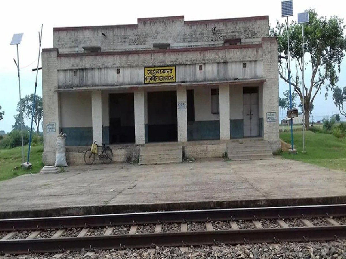 OMG: इस स्टेशन पर 42 सालों तक नहीं रुकी कोई ट्रेन, स्टेशन मास्टर ने सफेद साड़ी में देखा था भूत!