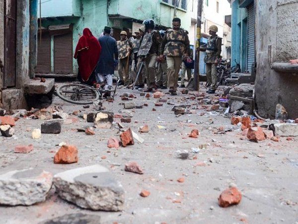 ऐसे कैसे हारेगा कोरोना, अलीगढ़ में लोगों और पुलिसकर्मियों में जबरदस्त झड़प