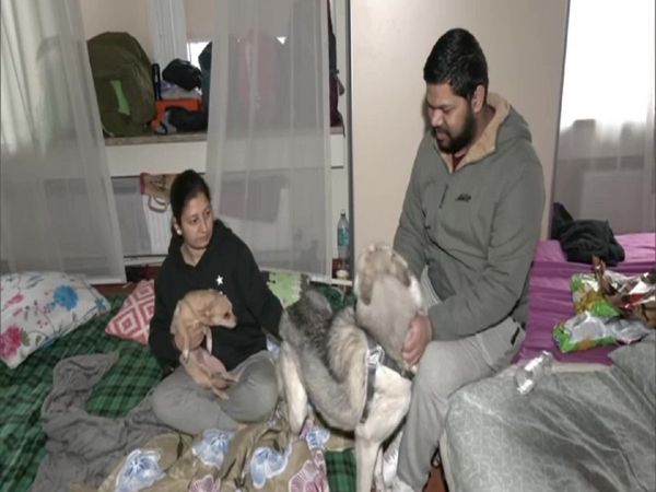 जान का खतरा फिर भी बेजुबान को साथ ले जाने पर अड़े स्‍टूडेंट्स