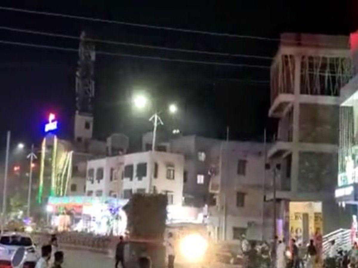 Viral Video: अचानक खंभे से टकराई ट्रॉली, तो जल पड़ी स्ट्रीट लाइट, लोग बोले- 'भारत में कुछ भी हो सकता है'