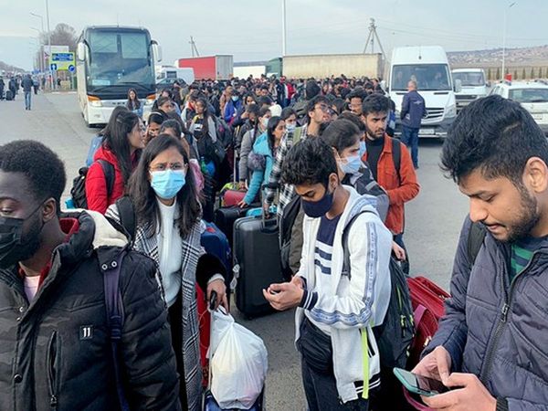 Pakistani students feel power of tricolor in Ukraine, Indian students helped to reach them border