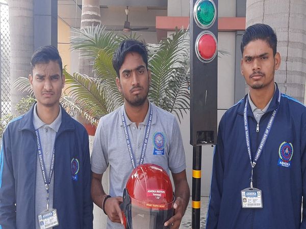 Smart Traffic Helmet: वाराणसी के तीन छात्रों का कमाल, हेलमेट से पेट्रोल की खपत कम करने का दावा
