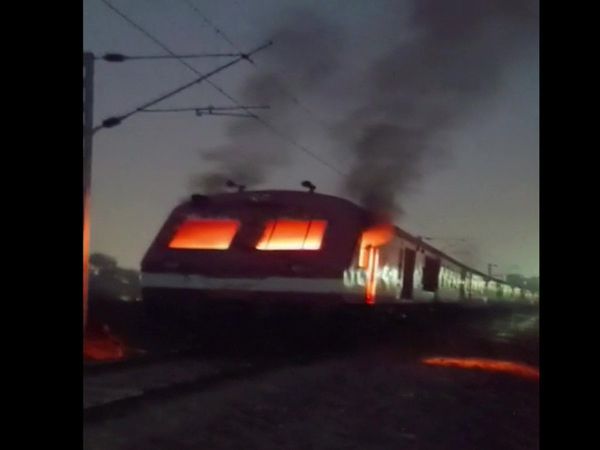 RRB-NTPC results: Students protest at many places in Bihar, Rail burnt in Ara, protest against rigging of results