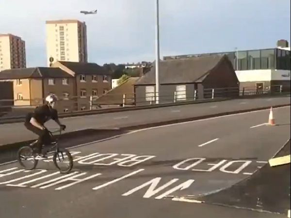 शख्‍स ने हवा में उड़ाई साइकिल, स्‍टंट देख उड़ गए लोगों के होश 