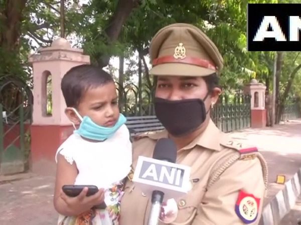 Lockdown: कोरोना वॉरियर्स को सैल्‍यूट! बेटी को गोद में लेकर सब-इंस्‍पेक्‍टर ने की ड्यूटी