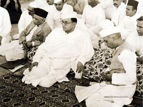 पंडित जवाहरलाल नेहरू (दाएं) के साथ सुभाष चंद्र बोस (मध्‍य में)