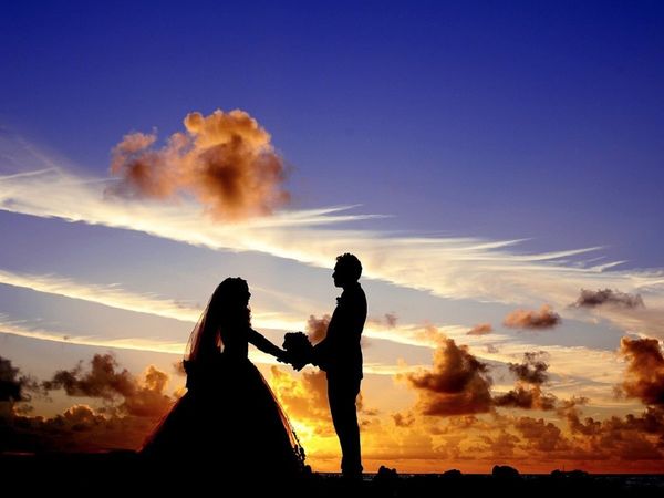 मंगेतर ने किया प्रपोज तो इतनी खुश हुई लड़की कि पहाड़ से नीचे जा गिरी नीचे, लड़के को हुआ फ्रैक्‍चर