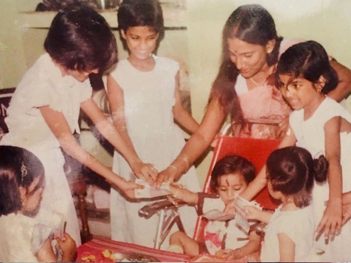 5 बहनों में एकलौते भाई को राखी बांधने की लगती थी होड़, क्या आप पहचान पाए कौन है ये एक्टर?