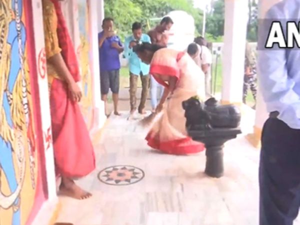  NDA's presidential candidate Draupadi Murmu sweeps the floor at Shiv temple in Rairangpur 