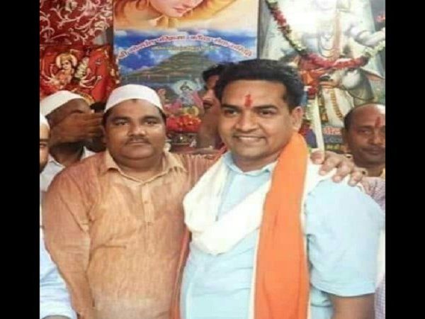 जो आज दुश्मन बन बैठे कभी थे दोस्त,कपिल मिश्रा-ताहिर हुसैन की गलबहियां वाली तस्वीर आई सामने,राजनीति जो न करा दे