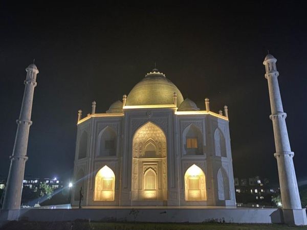 Madhya Pradesh Man Anand Prakash Chouksey Gifted Taj Mahal Look Like House To Wife