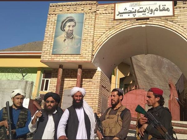  Taliban Raised their own flag over the Panjsher Governor Office