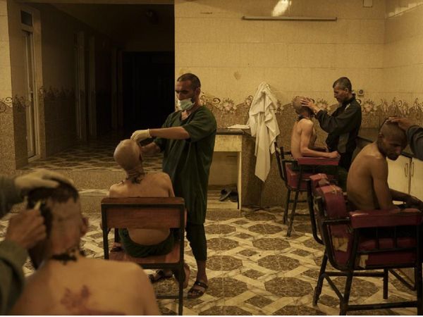 नशे के आदी लोगों को नशामुक्ति केंद्र लाया जा रहा है और सबसे पहले उनके बाल मुंडवाए जा रहे हैं