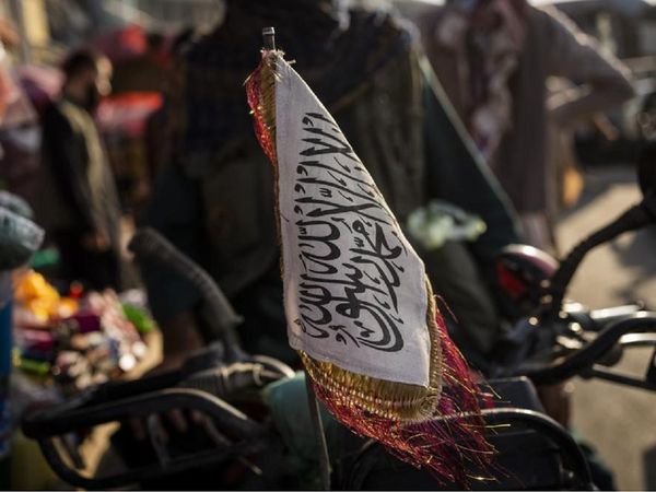 काबुल में एक मोटरसाइकिल पर लगा तालिबान का झंडा