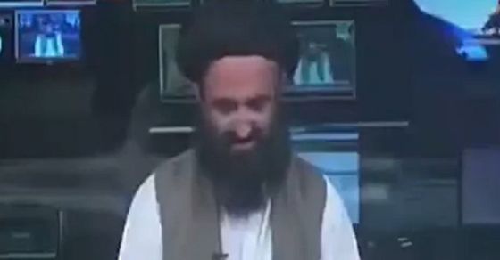 Afghanistan: Anchor was reading news, then Taliban fighter reached newsroom, started reading news himself, Afghanistan: Taliban fighter reached newsroom started reading news himself