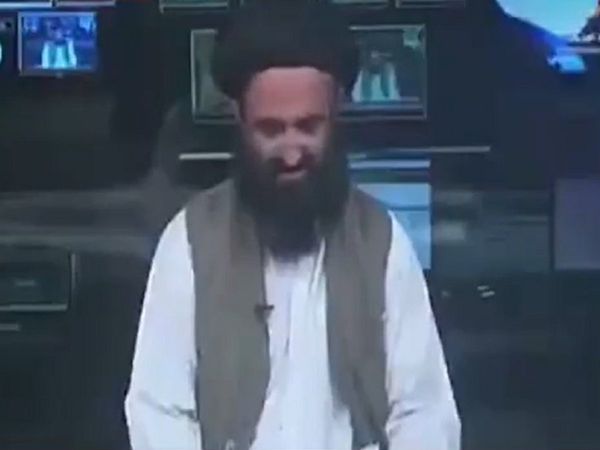Afghanistan: एंकर पढ़ रहा था खबर, तभी न्‍यूजरूप में पहुंच गया तालिबान लड़ाका, खुद पढ़ने लगा न्‍यूज