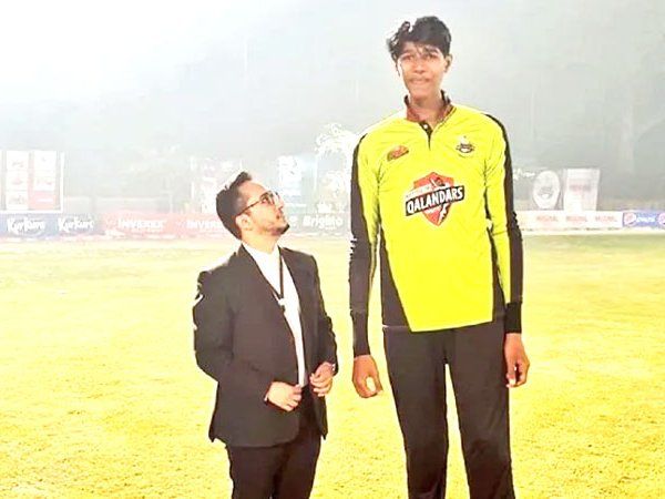 world's tallest cricketer Mudassar Gujjar