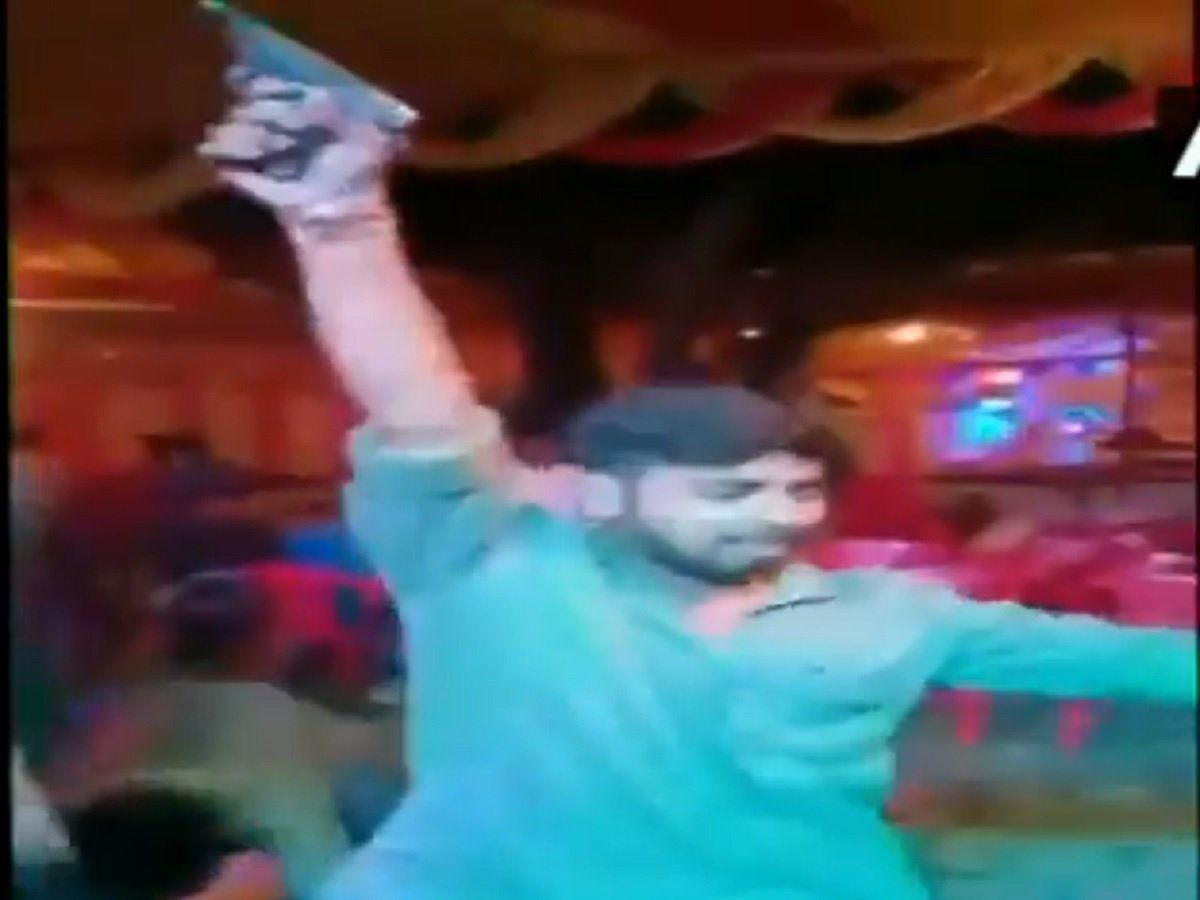 Mujaffarpur Tamanche Pe Disco Video श द म ड ज फ ल र पर चल रह थ ड स फ र अच नक ह न लग तम च प ड स क Muzaffarpur Youth Dance On Tamanche Pe Disco Song During Marriage