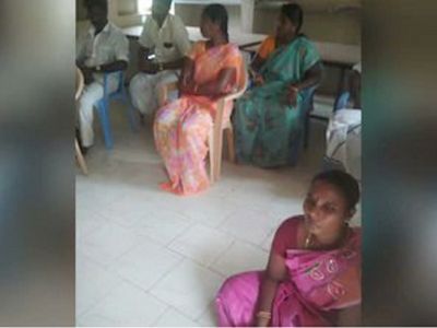 शर्मनाक! दलित पंचायत प्रमुख बैठक के दौरान फर्श पर बैठने को मजबूर, सोशल मीडिया पर फूटा लोगों का गुस्सा शर्मनाक! दलित पंचायत प्रमुख बैठक के दौरान फर्श पर बैठने को मजबूर, सोशल मीडिया पर फूटा लोगों का गुस्सा